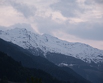 PICT2241 Uitzicht richting bergen vanuit Seeboden. Begin seizoen, je ziet de sneeuw nog behoorlijk liggen