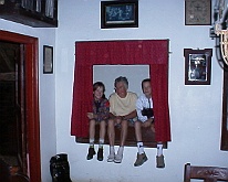 r0300051 Een dag je openlucht museum bij Arnhem. Moeder was mee en de 2 kinderen Kevin en stephanie van mijn zus (Jeanette van Hoof - van der Linden). Hier in de...