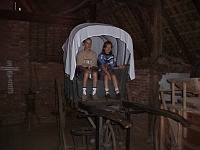 r0300057 Openluchtmuseum Samen op een huifkar vlnr: Kevin van Hoof en Stephanie van Hoof