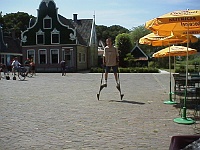 r0300062 Openluchtmuseum Kevin van hoof op ouderwetse stelten