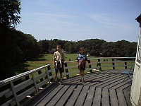 r0300063 Openluchtmuseum Op het buitendek van een molen. vlnr: Kevin van Hoof en Stephanie van Hoof