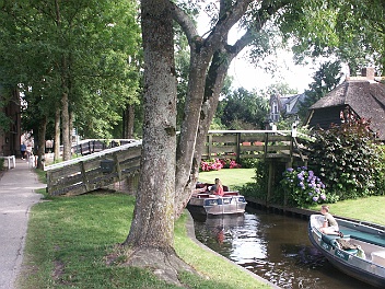 20210803 Giethoorn Mijn vrouw hanneke wilde altijd nog eens naar giethoorn, dus in corona tijd tijdens een open venster heengegaan. Druk,...