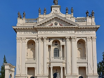 20210918 Oudenbosch basiliek Ik ga regelmatig een kaarsje opsteken in de kathedraal van Oudenbos voor mijn ouders. Daar rij ik dan met de motor heen.