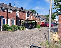 001 - huis Janssens Nijmegen Doorgereden naar Nijmegen, waar we ook doorheen zijn gefietst. Dit is de voorwijk Lindehold, bij afslag Dukenburg. Deze woning (waar de rode luxe auto's voor...