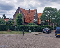 002 - Entree Bankastraat Amersfoort - huis Brouwers Doorgereden naar de Bankastraat nummer 2 in Amersfoort. Daar woonde tante Door (zus van mijn moeder) samen met ome Harrie Brouwer. Het was destijds een hele...