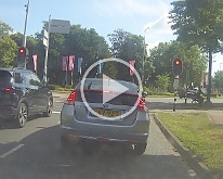 003 - bankje Nijmegen Verder door Nijmegen, Het beroemde plein met de vierdaagse, geen rijstroken en rechts heeft voorrang maar er staan ook stoplichten om de rotonde op te gaan en...
