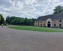 007 - Voorplein Kasteel Vaassen Uitzicht op het plein voor het kasteel. Links de dichte uitbater, rechts de tentoonstelling
