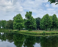 008 - Uitzicht kasteelgracht Kasteel Vaassen Uitzicht vanuit het plein rechts langs het kasteel af.