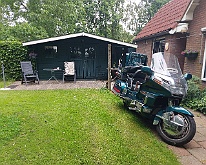 009 - b-en-b dag 1 - parkeren motor Parkeerplaats motor. Veel parkeerplaats een heel grasveld vol. Achter zie je het tuinhuisje maar de b&b is gewoon binnen in huis
