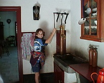r0300052 In het openluchtmuseum. Stephanie van Hoof vond de pomp in de keuken van een oude boerderij erg leuk