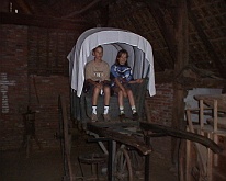 r0300057 Openluchtmuseum Samen op een huifkar vlnr: Kevin van Hoof en Stephanie van Hoof