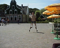 r0300062 Openluchtmuseum Kevin van hoof op ouderwetse stelten