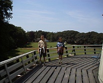 r0300063 Openluchtmuseum Op het buitendek van een molen. vlnr: Kevin van Hoof en Stephanie van Hoof