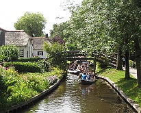 IMG_3263 Tot nu toe heb je foto's met weinig mensen in Giethoorn gezien. Dat was al moeilijk fotograferen. Maar dit stukje waar echt iedereen doorheen wilde was gelijk...